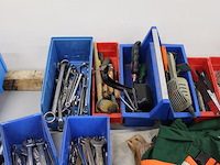 Grote hoeveelheid handgereedschappen w.o. boren, klemmen, schroevendraaiers, tangen, gatenboren, sleutels, ... - afbeelding 5 van  10