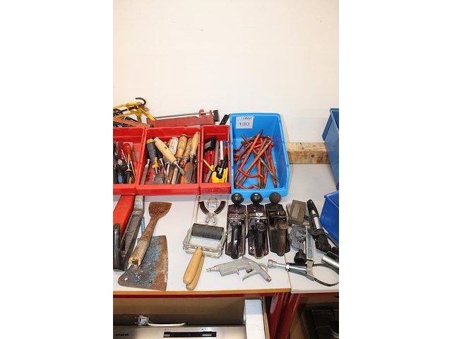 Grote hoeveelheid handgereedschappen w.o. boren, klemmen, schroevendraaiers, tangen, gatenboren, sleutels, ... - afbeelding 6 van  10