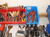 Grote hoeveelheid handgereedschappen w.o. boren, klemmen, schroevendraaiers, tangen, gatenboren, sleutels, ... - afbeelding 6 van  10