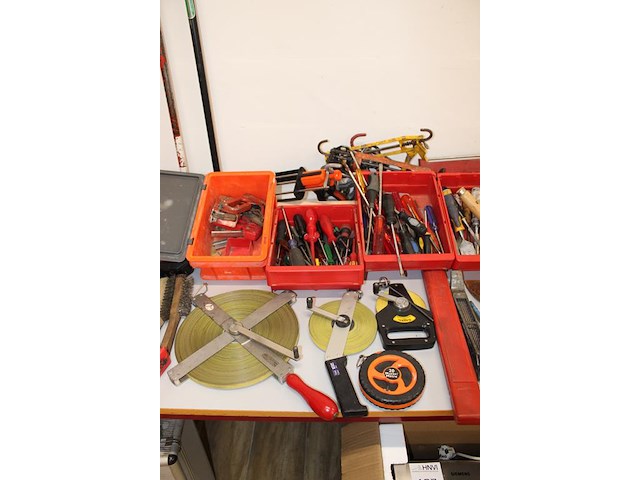 Grote hoeveelheid handgereedschappen w.o. boren, klemmen, schroevendraaiers, tangen, gatenboren, sleutels, ... - afbeelding 7 van  10