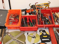 Grote hoeveelheid handgereedschappen w.o. boren, klemmen, schroevendraaiers, tangen, gatenboren, sleutels, ... - afbeelding 7 van  10