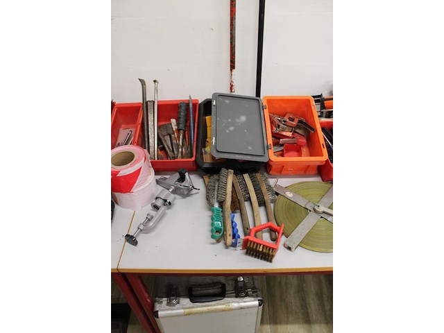 Grote hoeveelheid handgereedschappen w.o. boren, klemmen, schroevendraaiers, tangen, gatenboren, sleutels, ... - afbeelding 8 van  10