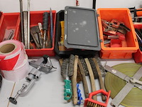 Grote hoeveelheid handgereedschappen w.o. boren, klemmen, schroevendraaiers, tangen, gatenboren, sleutels, ... - afbeelding 8 van  10