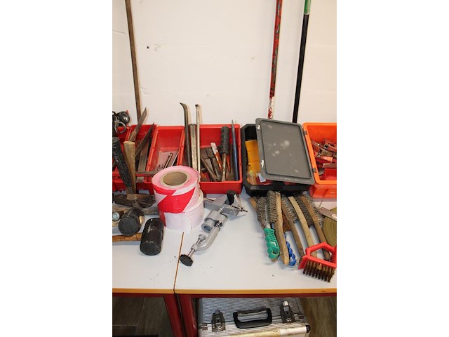 Grote hoeveelheid handgereedschappen w.o. boren, klemmen, schroevendraaiers, tangen, gatenboren, sleutels, ... - afbeelding 9 van  10