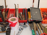 Grote hoeveelheid handgereedschappen w.o. boren, klemmen, schroevendraaiers, tangen, gatenboren, sleutels, ... - afbeelding 9 van  10