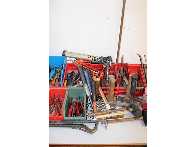 Grote hoeveelheid handgereedschappen w.o. boren, klemmen, schroevendraaiers, tangen, gatenboren, sleutels, ... - afbeelding 10 van  10