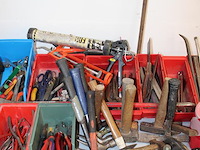 Grote hoeveelheid handgereedschappen w.o. boren, klemmen, schroevendraaiers, tangen, gatenboren, sleutels, ... - afbeelding 10 van  10