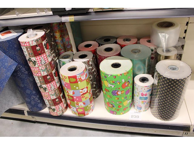 Grote hoeveelheid inpakpapier, zowel nieuwe als aangebroken rollen. totaal 20 rollen - afbeelding 1 van  3