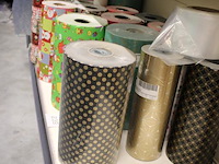 Grote hoeveelheid inpakpapier, zowel nieuwe als aangebroken rollen. totaal 20 rollen - afbeelding 2 van  3