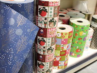 Grote hoeveelheid inpakpapier, zowel nieuwe als aangebroken rollen. totaal 20 rollen - afbeelding 3 van  3