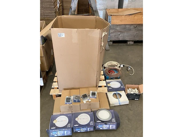 Grote hoeveelheid installatiemateriaal - afbeelding 1 van  8