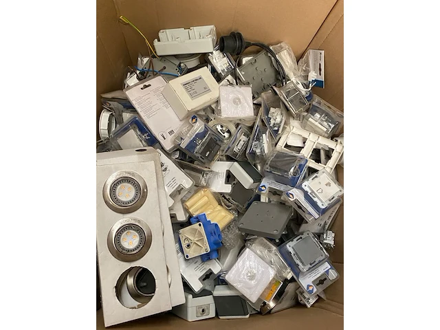 Grote hoeveelheid installatiemateriaal - afbeelding 2 van  8