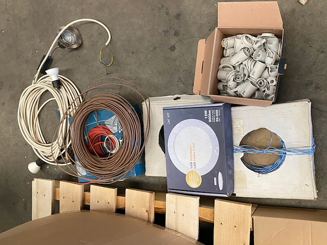 Grote hoeveelheid installatiemateriaal - afbeelding 4 van  8