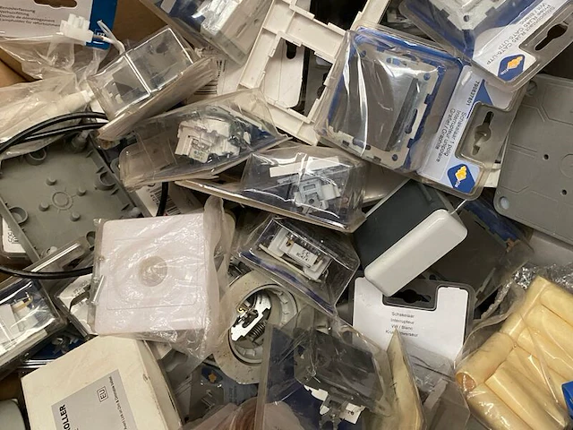 Grote hoeveelheid installatiemateriaal - afbeelding 7 van  8