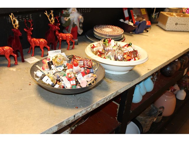 Grote hoeveelheid kerstboom versiering w.o. notenkrakers, herten, paddenstoelen, schaatsen, telefooncellen ... - afbeelding 1 van  3