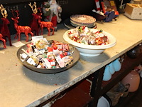 Grote hoeveelheid kerstboom versiering w.o. notenkrakers, herten, paddenstoelen, schaatsen, telefooncellen ... - afbeelding 1 van  3