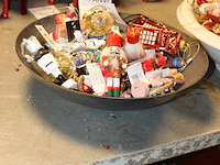 Grote hoeveelheid kerstboom versiering w.o. notenkrakers, herten, paddenstoelen, schaatsen, telefooncellen ... - afbeelding 2 van  3