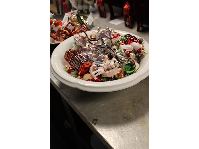 Grote hoeveelheid kerstboom versiering w.o. notenkrakers, herten, paddenstoelen, schaatsen, telefooncellen ... - afbeelding 3 van  3