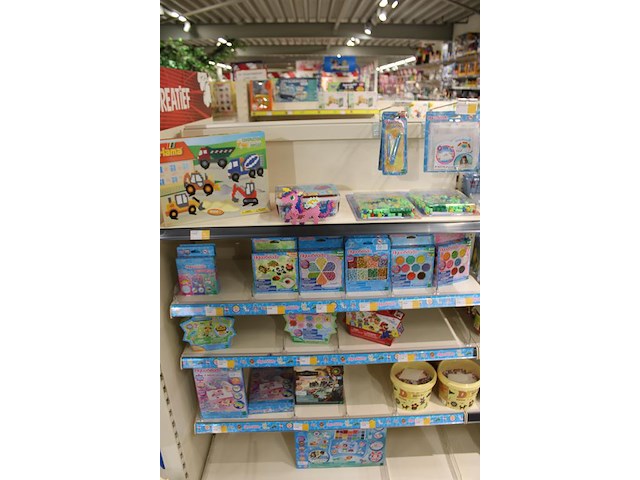 Grote hoeveelheid kralen o.a. twinkle pets, aquabeads en clementoni in diverse maten, kleuren en uitvoering... - afbeelding 2 van  4