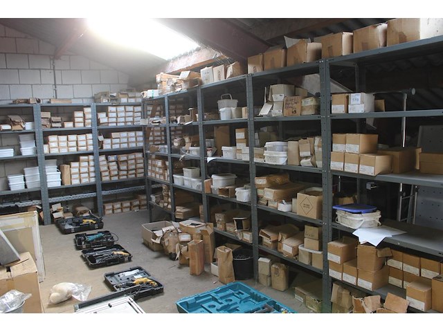 Grote hoeveelheid leihaken, leinagels, lathaken en panhaken in de stellingen op de entresol. let op: exclus... - afbeelding 1 van  6