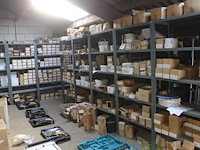 Grote hoeveelheid leihaken, leinagels, lathaken en panhaken in de stellingen op de entresol. let op: exclus... - afbeelding 1 van  6