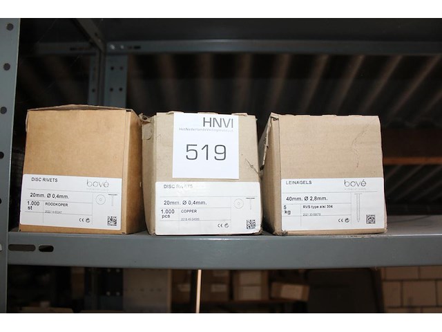 Grote hoeveelheid leihaken, leinagels, lathaken en panhaken in de stellingen op de entresol. let op: exclus... - afbeelding 2 van  6