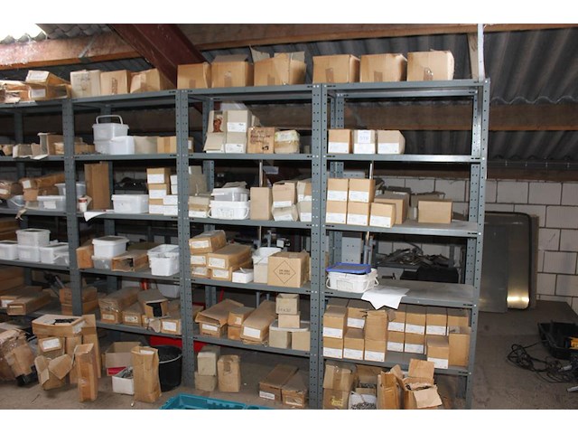 Grote hoeveelheid leihaken, leinagels, lathaken en panhaken in de stellingen op de entresol. let op: exclus... - afbeelding 3 van  6