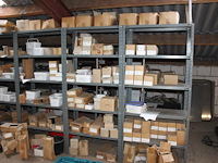 Grote hoeveelheid leihaken, leinagels, lathaken en panhaken in de stellingen op de entresol. let op: exclus... - afbeelding 3 van  6