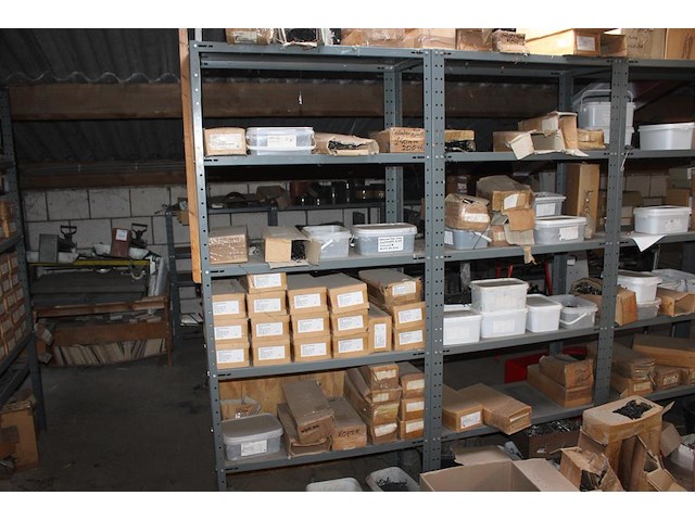 Grote hoeveelheid leihaken, leinagels, lathaken en panhaken in de stellingen op de entresol. let op: exclus... - afbeelding 4 van  6