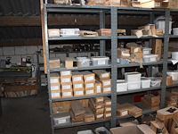 Grote hoeveelheid leihaken, leinagels, lathaken en panhaken in de stellingen op de entresol. let op: exclus... - afbeelding 4 van  6