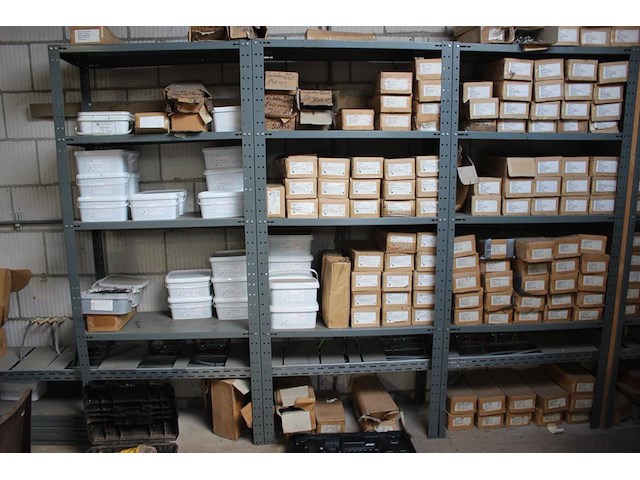 Grote hoeveelheid leihaken, leinagels, lathaken en panhaken in de stellingen op de entresol. let op: exclus... - afbeelding 5 van  6