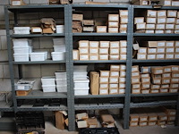 Grote hoeveelheid leihaken, leinagels, lathaken en panhaken in de stellingen op de entresol. let op: exclus... - afbeelding 5 van  6