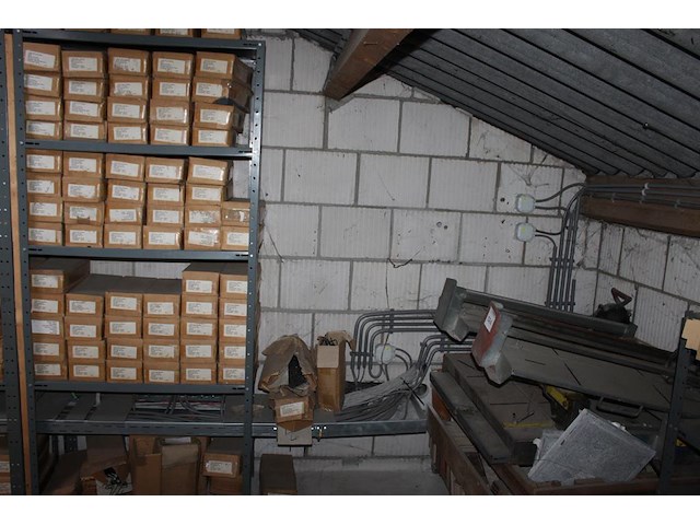 Grote hoeveelheid leihaken, leinagels, lathaken en panhaken in de stellingen op de entresol. let op: exclus... - afbeelding 6 van  6