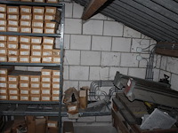 Grote hoeveelheid leihaken, leinagels, lathaken en panhaken in de stellingen op de entresol. let op: exclus... - afbeelding 6 van  6