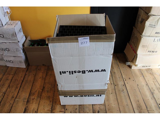 Grote hoeveelheid muntenbakken in doos. - afbeelding 1 van  3