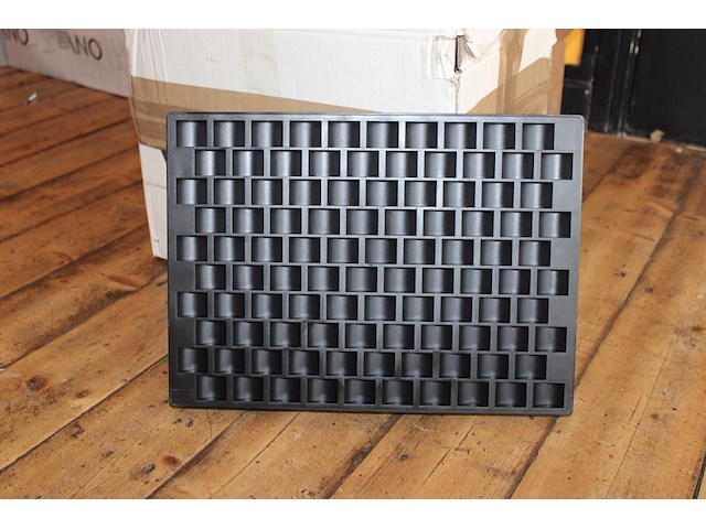 Grote hoeveelheid muntenbakken in doos. - afbeelding 3 van  3