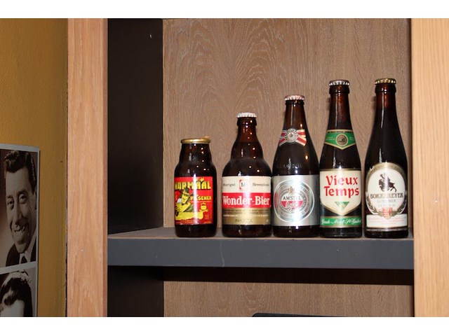 Grote hoeveelheid oude bierflessen en blikken op schap, in drie kast vakken en drie dozen. circa 150 stuks. - afbeelding 3 van  12