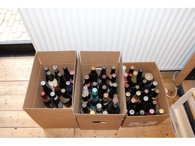 Grote hoeveelheid oude bierflessen en blikken op schap, in drie kast vakken en drie dozen. circa 150 stuks. - afbeelding 4 van  12