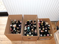 Grote hoeveelheid oude bierflessen en blikken op schap, in drie kast vakken en drie dozen. circa 150 stuks. - afbeelding 4 van  12