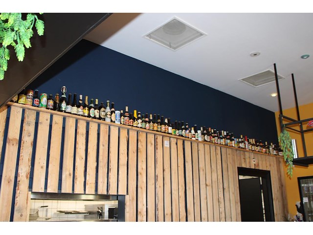 Grote hoeveelheid oude bierflessen en blikken op schap, in drie kast vakken en drie dozen. circa 150 stuks. - afbeelding 1 van  12