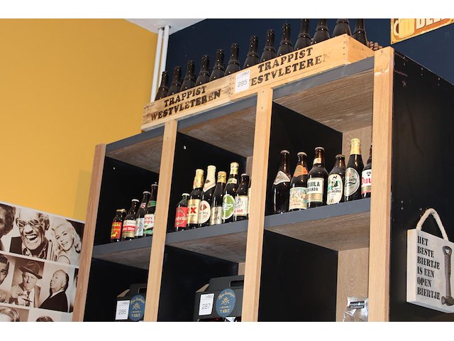 Grote hoeveelheid oude bierflessen en blikken op schap, in drie kast vakken en drie dozen. circa 150 stuks. - afbeelding 5 van  12