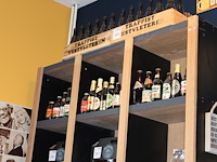 Grote hoeveelheid oude bierflessen en blikken op schap, in drie kast vakken en drie dozen. circa 150 stuks. - afbeelding 5 van  12