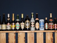 Grote hoeveelheid oude bierflessen en blikken op schap, in drie kast vakken en drie dozen. circa 150 stuks. - afbeelding 7 van  12