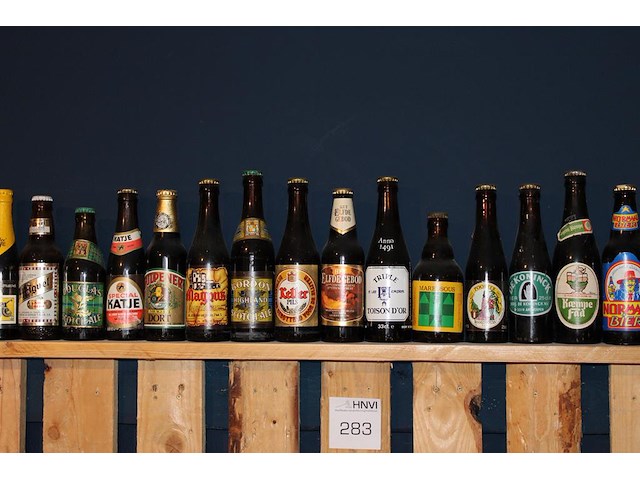 Grote hoeveelheid oude bierflessen en blikken op schap, in drie kast vakken en drie dozen. circa 150 stuks. - afbeelding 8 van  12