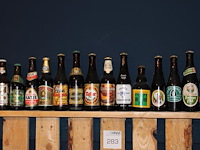 Grote hoeveelheid oude bierflessen en blikken op schap, in drie kast vakken en drie dozen. circa 150 stuks. - afbeelding 8 van  12