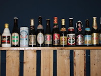 Grote hoeveelheid oude bierflessen en blikken op schap, in drie kast vakken en drie dozen. circa 150 stuks. - afbeelding 9 van  12