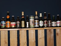 Grote hoeveelheid oude bierflessen en blikken op schap, in drie kast vakken en drie dozen. circa 150 stuks. - afbeelding 11 van  12