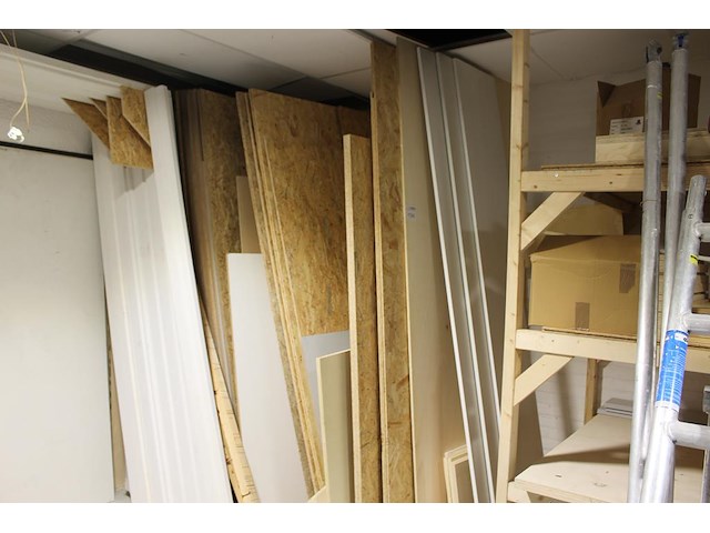Grote hoeveelheid plaatmateriaal w.o. spaanplaat, multiplex en mdf. totaal circa 50 platen - afbeelding 1 van  6