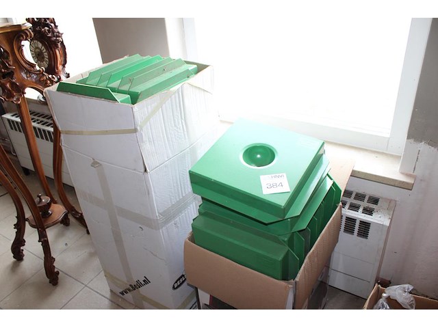 Grote hoeveelheid plastic inbouw knikkerpotjes in twee dozen. afmeting 29,5 x 29,5 cm. - afbeelding 1 van  2