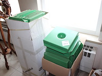 Grote hoeveelheid plastic inbouw knikkerpotjes in twee dozen. afmeting 29,5 x 29,5 cm. - afbeelding 1 van  2